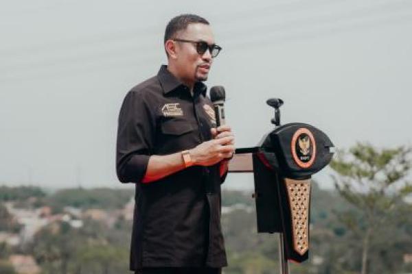 Wakil Ketua Komisi III DPR RI Ahmad Sahroni mendesak pihak kepolisian untuk menangkap pelaku perusakan mobil jurnalis Tempo oleh orang tak dikenal di kawasan Kebayoran Baru, Jakarta Selatan.