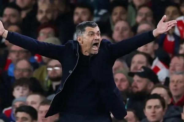 Francisco Empis, juru bicara pelatih AC Milan Sergio Conceicao, mengumumkan pengunduran dirinya pasca mengaku salah ucap dalam sebuah wawancara dengan media Italia.
