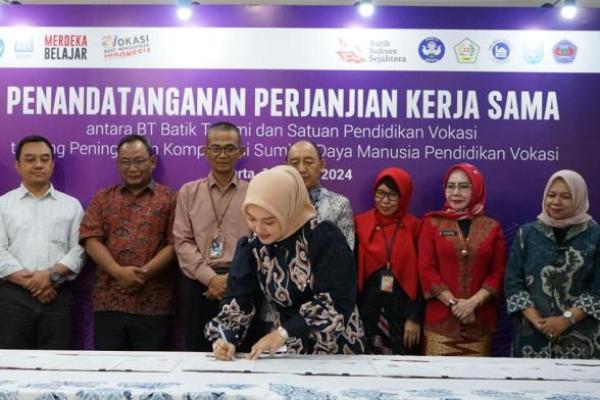 Komitmen&nbsp;ini diwujudkan dalam penandatanganan perjanjian kerja sama (PKS) antara SMK dengan industri, yang dalam hal ini adalah BT Batik Trusmi.