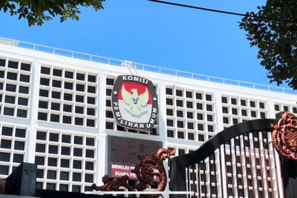 KPU harus berusaha agar masyarakat antusias memberikan hak pilih mereka di TPS, sehingga tingkat partisipasi pemilih bisa meningkat.