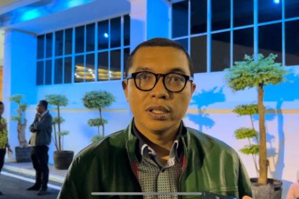 Sangat banyak (permasalahannya), tadi di pengantar pengusul angket itu di antaranya ada pelanggaran Undang-undang Penyelenggara Ibadah Haji, mengenai pengalihan kuota, yang seharusnya itu menjadi kuota haji reguler, ternyata dialihkan ke kuota haji khusus.