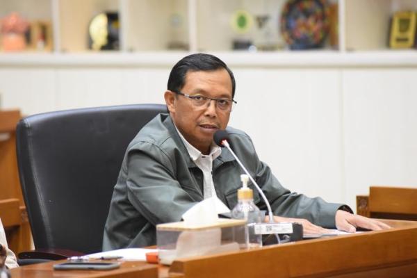Saya meyakini bahwa ini sudah dikomunikasikan dengan para ketua partai KIM yang tentu untuk bisa mempercepat terhadap proses transisional nanti ketika Pak Prabowo sudah dilantik sebagai presiden.