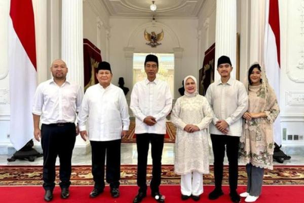 Alhamdulillah lebaran ke-2 bisa foto dengan Bapak Presiden dan Bapak Presiden terpilih 2024-2029.