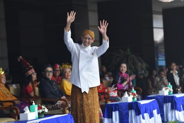 Surat Gibran Rakabuming Raka pernah diabaikan oleh Menteri Pendidikan era Presiden Joko Widodo, Nadiem Anwar Makarim, semasa Gibran menjabat sebagai Wali Kota Surakarta