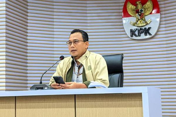Langkah ini dilakukan agar mereka dapat selalu hadir saat dipanggil KPK.