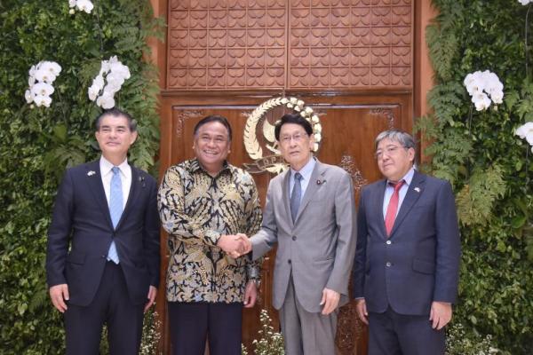 Bukan untuk bekerja dan juga bukan untuk sekolah, tapi belajar praktik bertani yang baik dan berkualitas serta smart farming kepada petani muda Indonesia. Cukup satu tahun saja.
