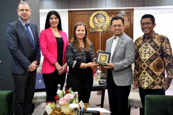 Oleh karena itu, saya berharap melalui pertemuan ini, kita dapat meningkatkan kemitraan bilateral kita, khususnya melalui Grup Kerja Sama Bilateral kita.