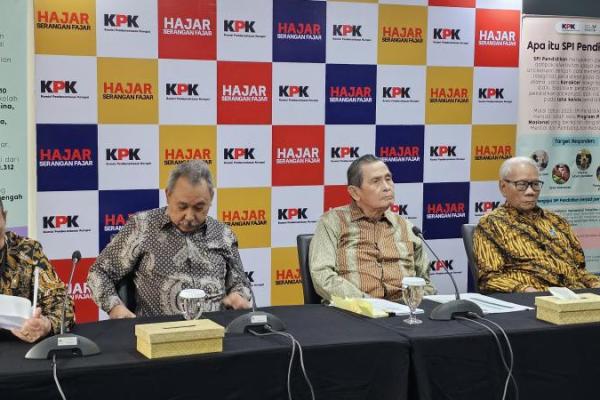 Pernyataan itu merujuk pada tiga pimpinan KPK yang dinyatakan melanggar kode etik.