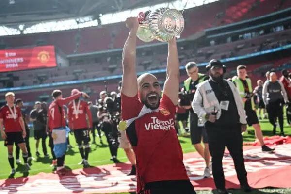 Sofyan Amrabat ingin bertahan di klub lebih lama, pasca mengantarkan Manchester United menjuarai Piala FA