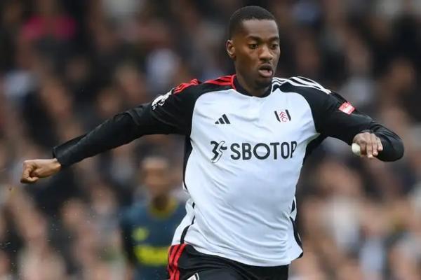 Chelsea dikabarkan tertarik mendapatkan jasa Tosin Adarabioyo, yang akan berstatus bebas transfer dari Fulham pada bursa musim panas ini.