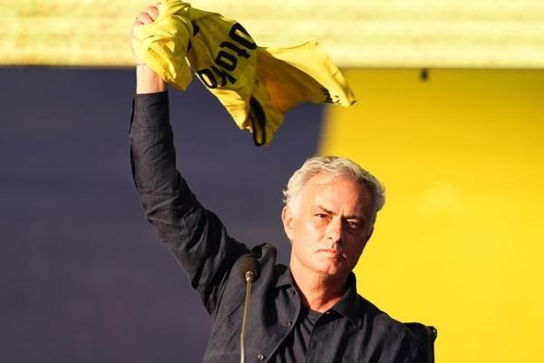 Pelatih Fenerbahce, Jose Mourinho, secara mendadak meninggalkan Turki pada Sabtu (21/12).
