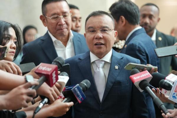 Saya juga bingung jawabnya, ya. Karena sebenarnya kan enggak ada maksud begitu.