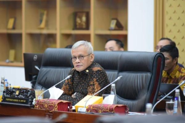 Besok kita rapat jam 10.00, kira-kira hal apa yang terkait dengan keputusan dari MK dengan adanya pemungutan suara ulang.