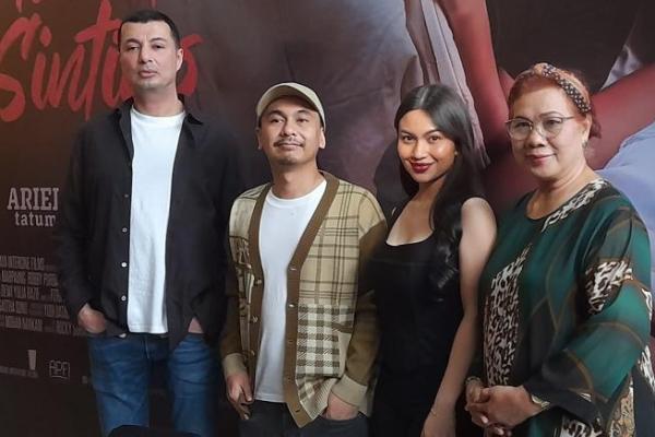 Film menarik berjudul Catatan Harian Menantu Sinting segera tayang dengan pemeran utamanya Raditka Dika dan Ariel Tatum