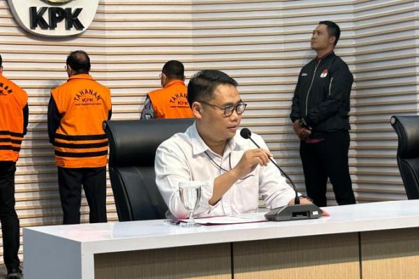 KPK sudah mengirim tim untuk melihat kondisi bangunan yang diduga dikorupsi itu.
