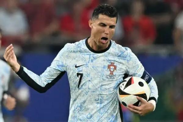 Ronaldo (39 tahun) kini menjadi pemain pertama dalam sejarah yang mencetak 900 gol dalam pertandingan profesional