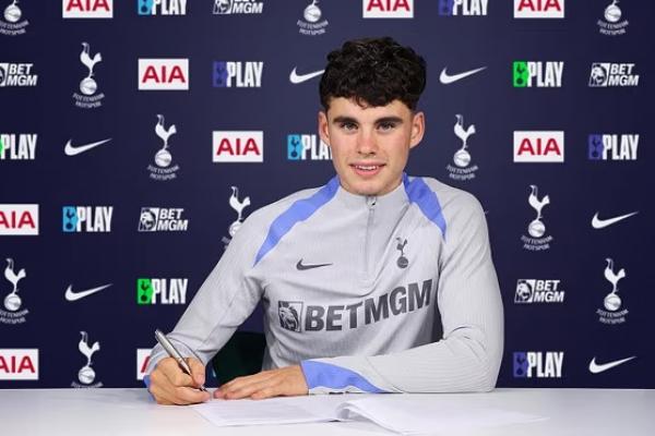 Tottenham Hotspurs merampungkan transfer Archie Gray dari Leeds United. Pemain 18 tahun itu diboyong dari Ellan Road dengan biaya antara 25-30 juta pounds.