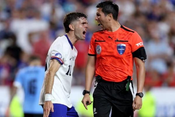 Tim nasional Amerika Serikat (USMNT) mengalami kekalahan kontroversial dalam laga melawan Uruguay di Copa America pada Selasa (2/7) pagi