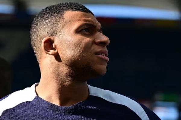 Muda dan lincah, kata-kata ini layak disematkan kepada wonderkid Paris Saint-Germain (PSG), Desire Doue.