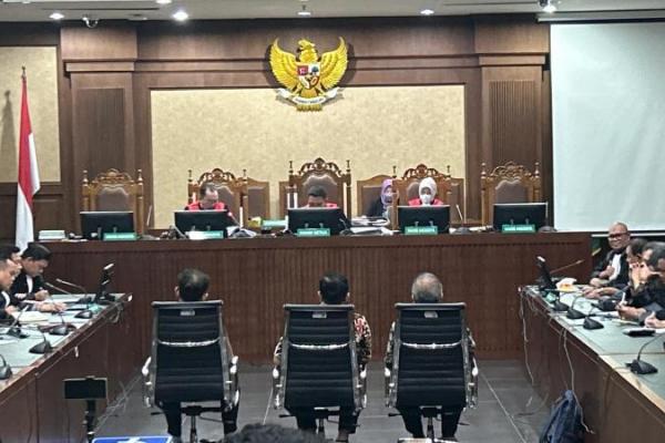 Hakim menyatakan Kasdi dan Hatta telah terbukti secara sah melakukan korupsi.