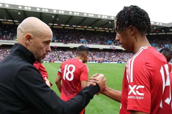 Manajer Manchester United (MU), Erik ten Hag, terkesan dengan debut bek anyar Leny Yoro bersama Setan Merah, ketika dia tampil melawan Rangers