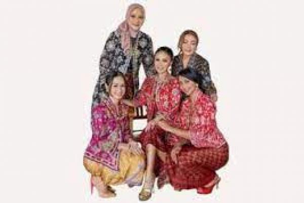 Berikut adalah 10 contoh ucapan Hari Kebaya Nasional yang singkat, penuh makna, dan cocok untuk melengkapi postingan Anda.