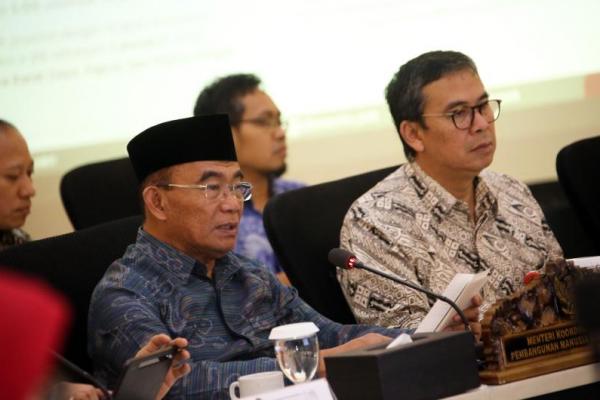 Menko PMK&nbsp;Muhadjir Effendy mendorong pemerintah daerah proaktif menyelesaikan masalah kemiskinan ekstrem di wilayah timur Indonesia.