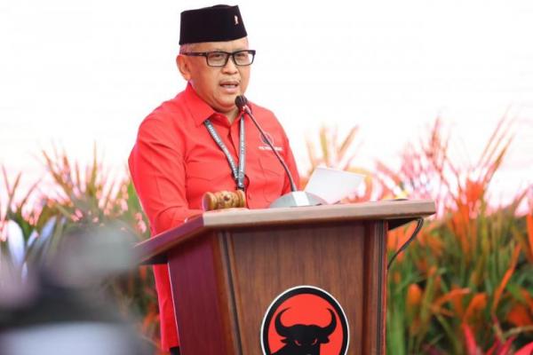 PDIP menegaskan bahwa Presiden ke-7 Jokowi beserta keluarga bukan lagi bagian dari kader partainya. Jokowi dan keluarga disebut sudah melenceng dari cita-cita yang diperjuangkan PDIP selama ini.