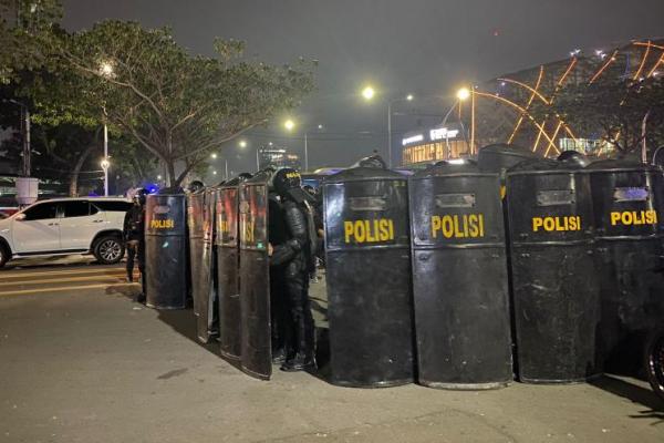Kepolisian mengerahkan sebanyak 900 personel gabungan untuk mengamankan aksi unjuk rasa di kawasan Jakarta Pusat.