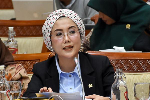 Selly menegaskan bahwa kebebasan berbisnis dan berpromosi di ruang publik tidak boleh menabrak norma agama yang hidup di tengah masyarakat.