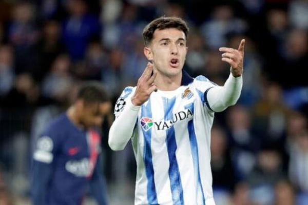 Real Madrid dikabarkan siap masuk dalam perburuan mendapatkan gelandang Real Sociedad, Martin Zubimendi, meskipun sang pemain dikaitkan erat dengan kepindahan ke Arsenal pada bursa musim panas mendatang.