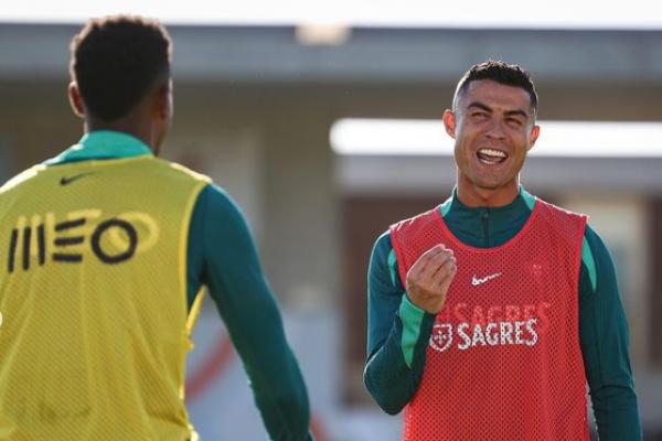 Bintang Portugal, Cristiano Ronaldo, akhirnya membocorkan rencananya pensiun dari sepak bola. Dia menyebut siap gantung sepatu dalam waktu satu hingga dua tahun ke depan.