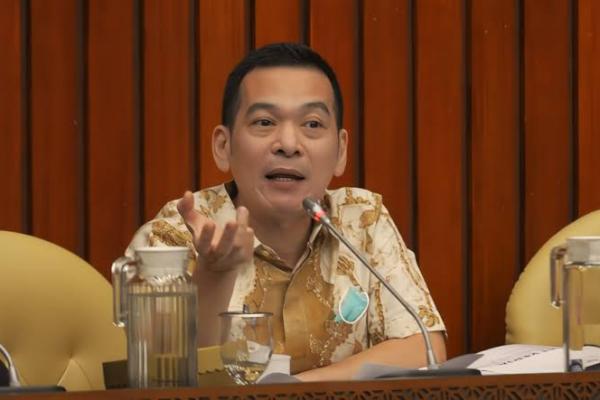 Anggota Komisi IV DPR RI, Daniel Johan, menyoroti dampak serius kenaikan harga BBM terhadap aktivitas nelayan yang kini mulai terhenti di sejumlah daerah.
