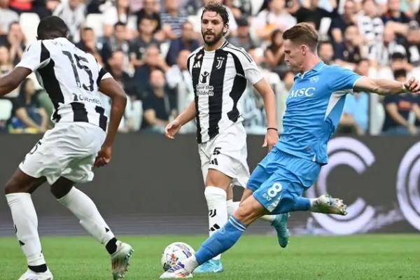 Gelandang Napoli, Scott McTominay, memenangkan penghargaan Pemain Terbaik Tahun Ini dari Asosiasi Sepak Bola Skotlandia, untuk kali kedua dalam dua tahun berturut-turut.
