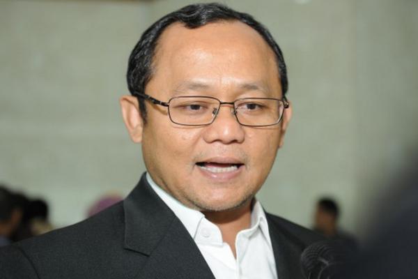 Anggota DPR yang dinyatakan nonaktif semestinya berkonsekuensi logis, tidak menerima gaji dan termasuk segala bentuk tunjangan.