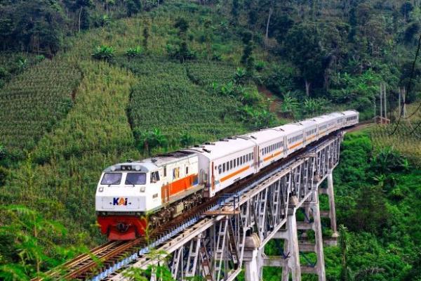 PT Kereta Api Indonesia (Persero) mencatat sebanyak 2.820.174 pelanggan menggunakan Kereta Api Jarak Jauh dan Lokal selama periode 11 hingga 23 Maret.