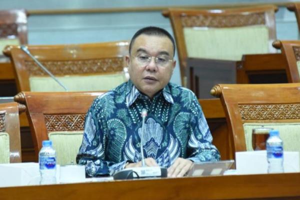 Kami cermati bahwa di publik, di media sosial itu beredar draft-draft yang berbeda dengan yang dibahas di Komisi I DPR RI.