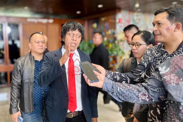 Kekritisan itu kan melekat pada pada semua yang mengaku dirinya intelektual. Intelektualitas itu memaksa kita untuk selalu bertanya, kenapa, ada apa, kok bisa begitu, dan sebagainya, dan sebagainya. Itu adalah awalnya embrionya kekritisan.