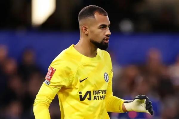 Klub Serie A, Como, telah mencapai kesepakatan verbal untuk mendatangkan penjaga gawang Chelsea, Robert Sanchez, dengan status pinjaman