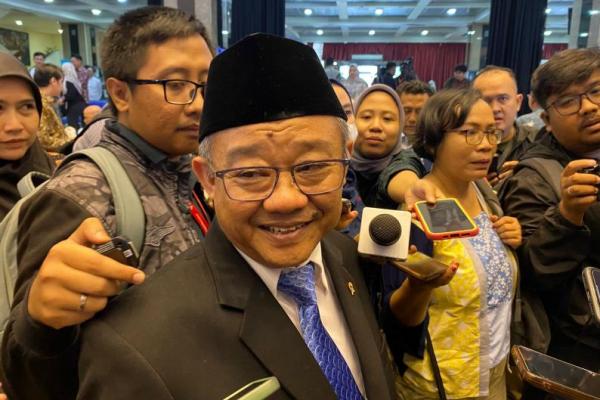 Pemerintah sedang menggodok rencana penyesuaian laporan kinerja guru di satuan pendidikan. Nantinya, guru tidak perlu memenuhi kewajiban mengajar tatap muka 24 jam per minggu untuk dilaporkan di platform e-kinerja.