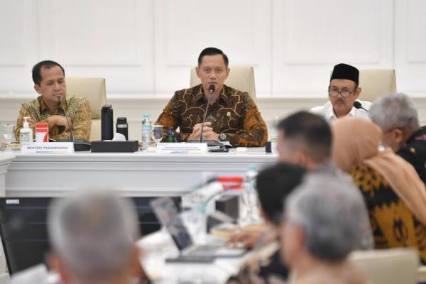 Kita menghadapi dua tantangan sekaligus, yaitu kenaikan muka air laut akibat perubahan iklim dan penurunan muka tanah yang terjadi di sejumlah wilayah Pantura.