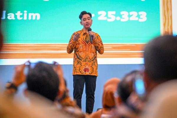 Berikut adalah panduan lengkap untuk membedakan ijazah asli dan palsu secara fisik maupun sistem pencatatan resmi.