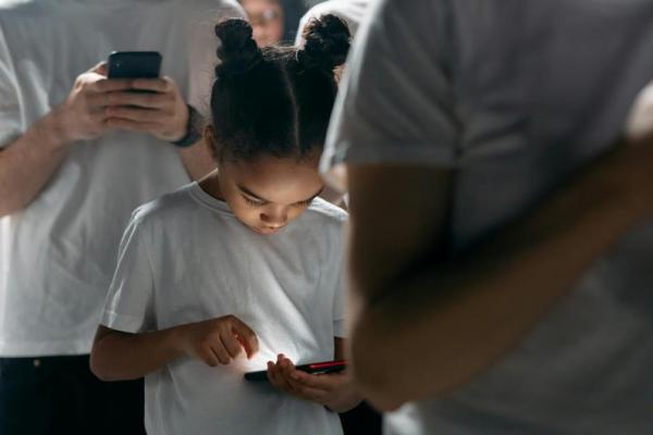 Menonton video porno dapat membawa dampak yang sangat serius, terutama bagi anak-anak dan remaja yang masih dalam tahap perkembangan fisik dan psikologis.