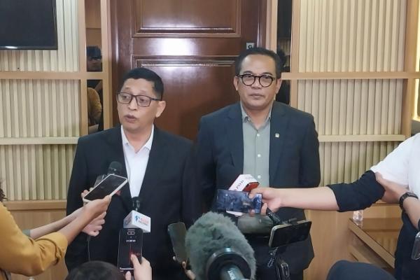Jadi artinya pada intinya melekat hak eksklusif di situ. Setiap karya-karya baik itu lagu maupun juga jurnalistik dan sebagainya itu harus ada perlindungan.