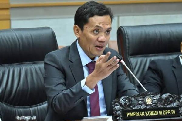 Komisi III DPR meminta Divisi Pengawasan Penyidikan Mabes Polri melakukan pengawasan dan gelar perkara khusus terhadap proses penyidikan kasus tersebut.