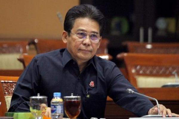 Johanis Tanak sependapat dengan pandangan Mahfud MD yang menyebut mekanisme penyerahan kelanjutan perkara seperti itu tidak dikenal dalam KUHAP.