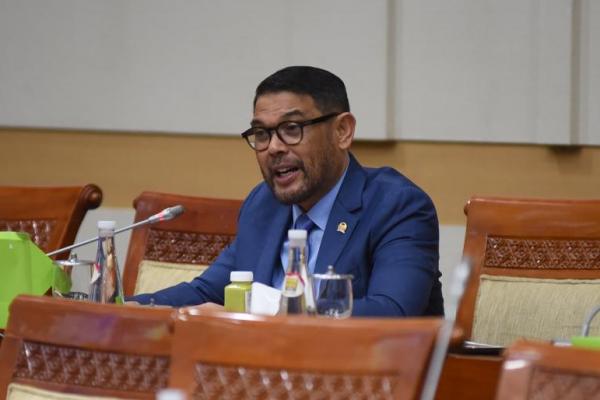 Memang benar ada beberapa negara yang menempatkan kepolisian di bawah kementerian. Akan tetapi, di Indonesia belum bisa dilakukan, bahkan mungkin dalam beberapa tahun ke depan.