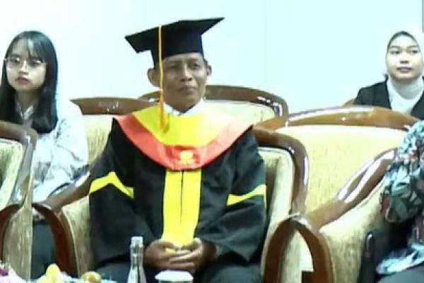 Prof. Surjono&nbsp;kembali berkuliah S1 sebagai bentuk dukungan kepada keponakannya, yang saat itu juga terdaftar sebagai mahasiswa UT Bogor.