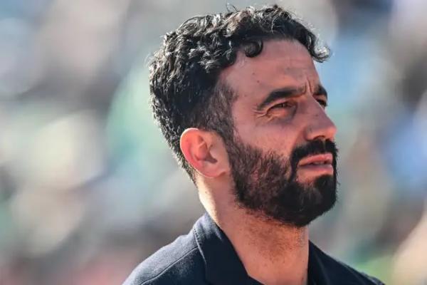 Manchester United (MU) masih belum menyerah dalam perburuan mendapatkan bek kiri. Pasca gagal menggaet Nuno Mendes dari Paris Saint-Germain (PSG), Setan Merah membidik bek Lecce, Patrick Dorgu.