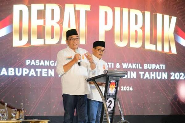 Kejadian debat kedua ini juga terjadi di debat pertama, dan hal tersebut telah kita laporkan ke Bawaslu dan termasuk pelanggaran administratif, namun KPU Musi Banyuasin secara sengaja mengulangi pelanggaran tersebut di debat kedua.